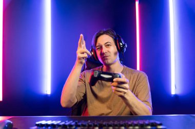 Kontrol kumandalı akıllı oyun flamasının keyfini çıkarın, modern teknoloji siber neon ışık odasında yetenekli oyuncularla çevrimiçi canlı sosyal medya grubu oyunu oynayın. Bireysel.