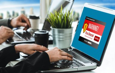 Bilgisayar ekranındaki virüs uyarısı mobil siber tehdit, hacker, bilgisayar virüsü ve kötü amaçlı yazılım tespit edildi