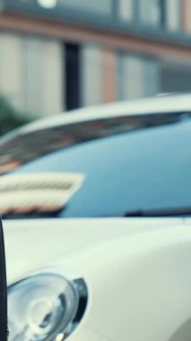 Karbondioksit emisyonunu azaltmak amacıyla çevresel kaygılar için yeşil enerjiyle şarj edilen elektrikli taşıt bataryasıyla caddede gelişen kentsel elektrik santrali.