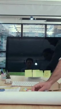 Yaratıcı iş adamları modern işyerindeki ofis masasında sohbet ediyorlar. Şirket uluslararası iş kavramı.