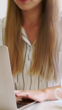 Modern ofiste çalışan sarışın bir iş kadını. İş konsepti.