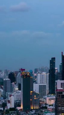 İş verileri analitik arayüzü akıllı şehrin üzerinde uçuyor ve iş zekasının geleceğini değiştiriyor. Stratejik plan için büyük verileri analiz etmek için bilgisayar yazılımı ve yapay zeka kullanılır .