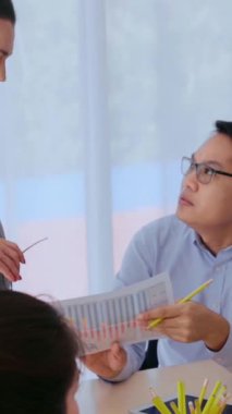 Grup toplantısındaki mutsuz iş adamları. Ekip proje başarısızlığı yüzünden hayal kırıklığına uğradı. İş sorunu ve kriz kavramı.