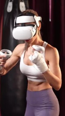 VR ya da sanal gerçeklik ile kadın boksör eğitimi almış, boks simülatöründeki yeteneğini geliştirmek için kontrolör kullanan bir VR kulaklık takıyor. Impetus