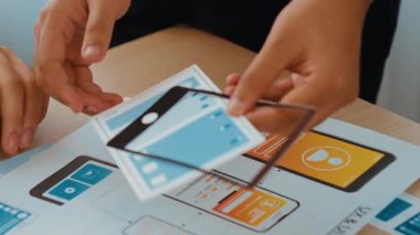 Mobil uygulama ya da web sitesi için kullanıcı arayüzü prototipi planlayan şirket çalışanlarının panorama videosu. UX UI tasarım beyin fırtınası kullanıcı dostu arayüz planı tasarlıyor. Sinerjik