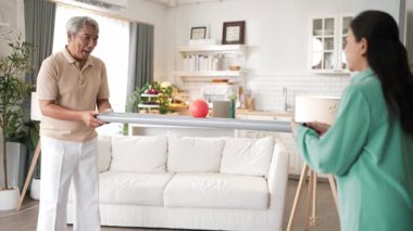 Yaşlı bir adam evde partneriyle top yuvarlama oyunu oynuyor, zihinsel ve fiziksel sağIık için el-göz koordinasyonu, odaklanma ve motor becerileri pratiği yapıyor. Sağlık hizmetleri konseptini engelliyor. Myrmidon.