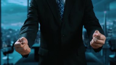 İş adamı, stratejik kararlar için değerli verileri çıkartarak arama motoru araştırması yapıyor. Kapsamlı araştırma ve SEO veri analizi için arama motorları kullanılıyor. Kullanıcı Kimliği