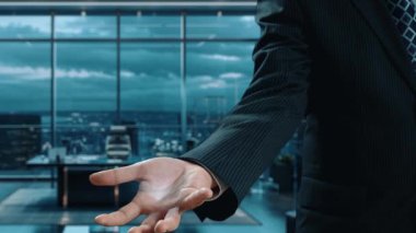 İş adamı siber güvenliğin özünü keşfeder. Siber koruma yöntemlerini, tehditleri derinlemesine araştır ve siber güvenlik duruşunu güçlendir. Siber güvenlik çağında UUID 'de gezinmek için gerekli