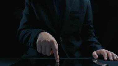 Yapay zeka mühendisliği, büyük veri ve yapay zeka makinesi kavramında yapay zeka beyin işlemcisiyle iş desteği için üretken yapay zeka kullanmayı öğrenen insan etkileşimi. Kullanıcı Kimliği