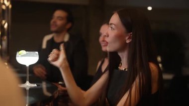 Barmen, lüks bir barda çift ya da grup arkadaşıyla içki içen kadın müşteriye Margarita kokteyli ikram ederek enerjik gece kulübünde mutluluk anı buluşması yaratıyor. Vinosity.