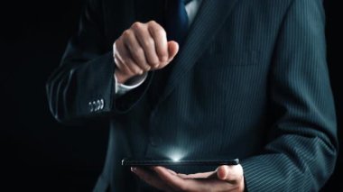 İş adamı siber güvenliğin özünü keşfeder. Siber koruma yöntemlerini, tehditleri derinlemesine araştır ve siber güvenlik duruşunu güçlendir. Siber güvenlik çağında UUID 'de gezinmek için gerekli