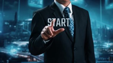 Takım elbiseli profesyonel bir adam dijital arkaplana karşı duruyor ve modern iş gelişimini sembolize eden bir ilerleme güncelleme çubuğunu ve çeşitli teknoloji ikonlarını vurguluyor. Dörtgen