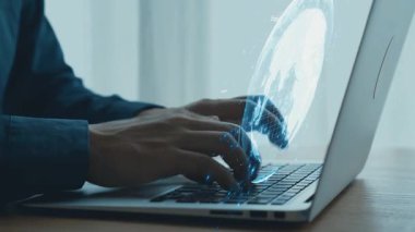 Eller bir dizüstü bilgisayarda yazarken diller üst üste biniyor ve küresel iletişimi ve çok dilli içerik oluşumunu temsil eden dijital bir küre. Dörtgen.