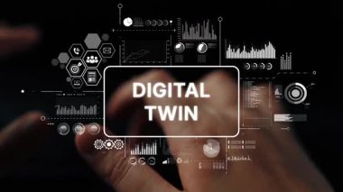 Eller Klavyede Teknoloji Konsepti İçin Üstüste konulmuş Dijital İkiz Grafikleri ile Yazıyor. Asemptotik akıllı veri analitiği.