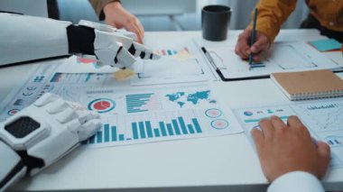 Yapay zeka destekli iş stratejileri karar verme süreçlerini artırarak, pazarlama profesyonelleri ve veri güdümlü planlama için değerli içgörüler sunuyor. Noogenesis Yapay Zeka