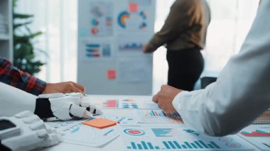 Danışmanlar yapay zeka sistemlerini öngörücü analitik üretmek, pazarlama stratejilerini şekillendirmek ve yüksek teknolojili bir çalışma alanında iş operasyonlarını rafine etmek için kullanırlar. Noogenesis Yapay Zeka