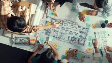 Proje yöneticisi ya da inşaat mühendisinin planlama ve planlama binasında yazışmalarının üst düzey görüntüsü. Toplantı masasında birlikte çalışan mimarın belgeyle birlikte havadan görünüşü. Hizalama.