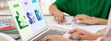 ESG 'nin canlı işletmeler için sosyal yönetim politikası ESG' nin yüksek puanını elde etmek için bir standart belirlemek