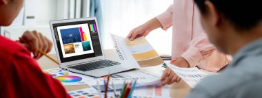 Web sayfasının modern tasarımı ve bilgisayar ekranında gösterilen ticari canlı reklamlar için grafiksel tasarımcı yazılımı