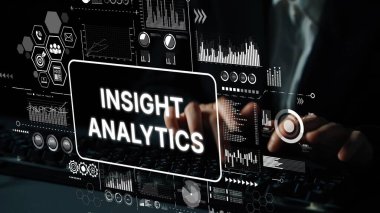 Modern çalışma alanında iş anlayışı analizi için dijital analitik ve veri görselleştirme grafikleri kullanan kişi. Asemptotik akıllı veri analitiği.