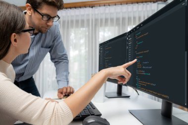 Uygulama ve program kodlaması için bilgisayar ekranında yazılım geliştirme programlama