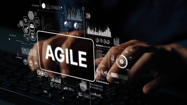 Modern yazılım geliştirme ortamında dijital arayüzle yazılan eller çevik metodolojiyi gösteriyor. Asemptotik akıllı veri analitiği.