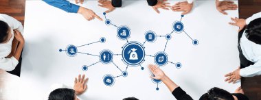 Modern kurumsal ortamlarda iş inovasyonu ve verimliliği için strateji ve azaltma teknikleri ile uğraşan bir masanın etrafında el ele duran dinamik bir takım çalışması sahnesi. Dostluk