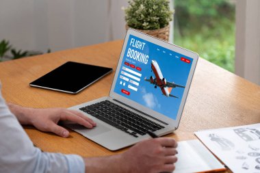 Online uçuş rezervasyon sitesi canlı rezervasyon sistemi sağlar. Seyahat teknolojisi kavramı .