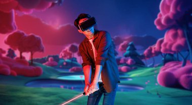 Metaverse 'te golf oynarken VR gözlük takan yetenekli bir oyuncu ya da mor gökyüzü olan golf sahası. Simülasyon dünyasına girerken spor yapan çekici bir golfçü ya da sporcu. Yaratıcılık.
