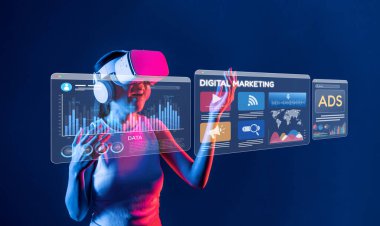 Bir kadın profesyonel sanal gerçeklik yoluyla dijital pazarlamanın geleceğini keşfeder, etkileşimli veriler ve reklam arayüzleriyle modern bir ortamda ilgilenir. XDMCP