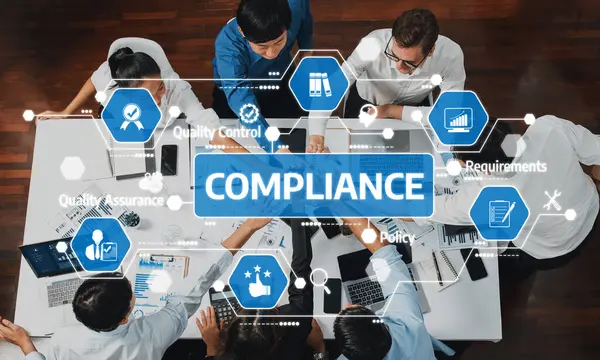 Üretken bir iş toplantısında yer alan bir grup profesyonel, genel etkinliği artırmak için uyum stratejileri, kalite güvencesi ve örgütsel politikalara odaklanıyor. Dostluk