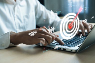 İş adamı müşteri hedef gruplarını belirlemek için verileri analiz eder, pazarlama stratejilerini rafine eder. Her hedef grubun özel ihtiyaçlarını karşılamak için iletiler gönderiliyor. EIDE