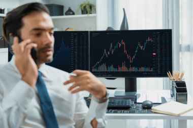 İki borsa yatırımıyla danışman ya da ortağı arayan tüccar işadamı, veri analizini yüksek kârlı dinamik teknoloji borsasına yatırım yapmak için karşılaştırdı. Tahmin et..