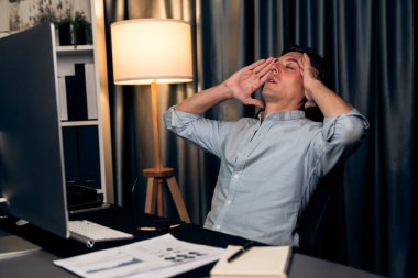 Dinamik veritabanı pazarlama analizi ile PC ekranındaki iş paragrafını araştıran stresli finansal analistin gece vakti modern ev ofisinde aylık rapor hazırlamasını düşünüyorum. Bireysel.