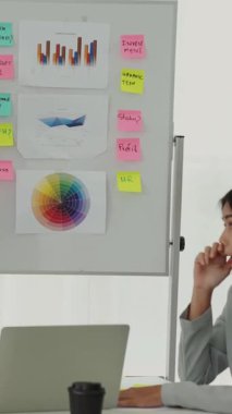 Yetenekli iş kadını takım liderinin iş projesi sunumu. Şirket iş birliği konsepti .