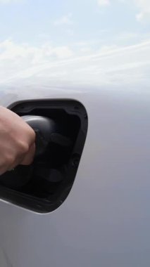 Çevre dostu seyahat ya da otomobil alternatif enerji teknolojisiyle çalışan EV arabasıyla tatil tatili olarak özgeçmişi ve doğası gereği elektrikli arabaya akıllı EV şarj cihazı takın. İnceleyin