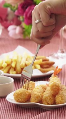 Restoranda yemek yiyen mutlu romantik çift. Çift yıldönümü kutlaması ve yaşam tarzı .