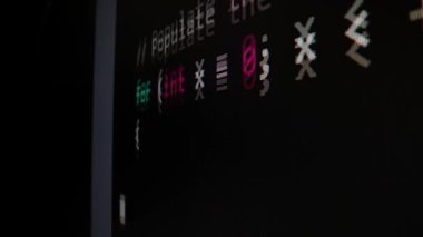 LED ekranında gerçek zamanlı yapay zeka ile hareket eden kodlama hareketinin makro çekimini kapat, yazılım geliştirme için gelişmiş yapay zeka bilgisini optimizasyon, hata ayıklama ve kodlama ile göster.