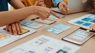 Mobil uygulama ya da web sitesi için kullanıcı arayüzü prototipi planlayan şirket çalışanlarının panorama videosu. UX UI tasarım beyin fırtınası kullanıcı dostu arayüz planı tasarlıyor. Sinerjik