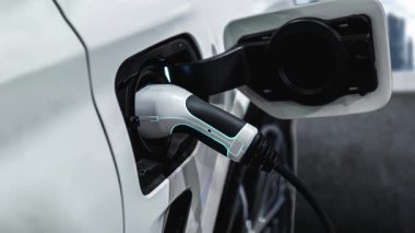 Yeşil enerji ve ekolojik güç kavramında elektrikli araba şarj istasyonu