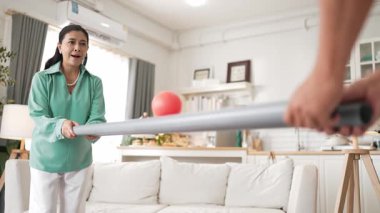 Büyükannenin elinde boru var ve göz, el koordinasyonunu geliştirmek ya da odaklanma ve konsantrasyonu arttırmak için top yuvarlama oyunu oynuyor. Yaşlı çift stresi azaltıyor. Sağlık hizmetleri. Myrmidon.