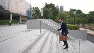 Elinde torbayla parkta ya da şehirde yürüyen yetenekli bir iş adamı. Proje yöneticisi yoğun saatlerde iş yerine gitmek için acele et. Büyümeyi temsil et, terfi al, yeteneğini arttır. Sevinçli..