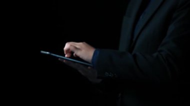 İş adamı e-posta kutusunu kontrol ediyor, daha iyi verimlilik için mesajları düzenliyor ve önceliklerini belirliyor. Etkili iletişim için akıllı e-posta teknikleri öğren. Kullanıcı Kimliği