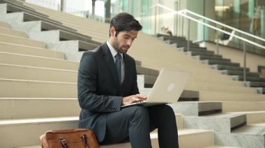 Yönetici, başarılı bir projeyi kutluyor ya da terfi alıyor, yeni bir iş buluyor. Profesyonel iş adamı, satışları kontrol ederken mutlu ve keyifli olduğunu ifade eder. Sevinçli..