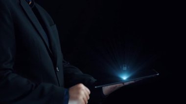 İş adamı siber güvenliğin özünü keşfeder. Siber koruma yöntemlerini, tehditleri derinlemesine araştır ve siber güvenlik duruşunu güçlendir. Siber güvenlik çağında UUID 'de gezinmek için gerekli