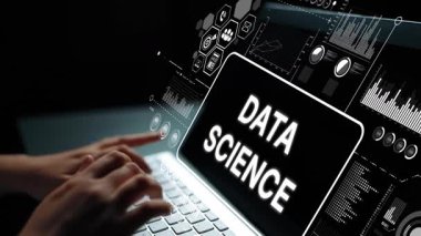 Klavyede Veri Bilimi Ekranı Üstüste dizüstü bilgisayarda Kara Ortam 'da Grafikleri ve Grafikleri Gösteren Eller. Asemptotik akıllı veri analitiği.