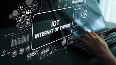 Nesnelerin Kavramlarının ve Veri Görsellemelerinin İnternetini gösteren Dijital Arayüzle Klavyede Yazan Eller. Asemptotik akıllı veri analitiği.