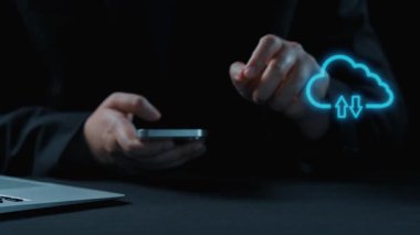 Kullanıcı deneyimini geliştirmek için veri transferi, güvenlik ve çevrimiçi depolamayı temsil eden dijital simgeler yoluyla sunulan bulut hesaplama teknolojisine yakından bir bakış. Dörtgen