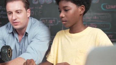 Akıllı öğretmen araba modelini farklı öğrencilere denetliyor. Melez ırk dinleyen liseli çocuklar masada dizüstü bilgisayarı ve kabloları olan robot model sistemini açıklıyor. Öğretim