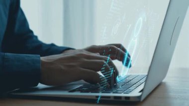 Modern iletişim ve veri işlemeyi temsil eden çeşitli teknoloji ve veri sembollerini gösteren dijital arayüzle dizüstü bilgisayarda yazan eller. Dörtgen.